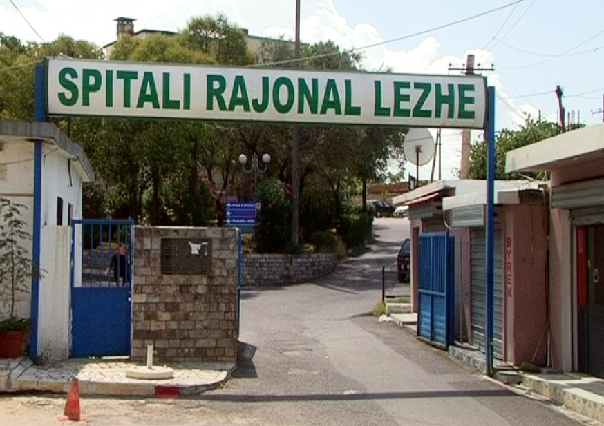 E RËNDË NË LEZHË/ Piu fostoksinë, dërgohet në spital 17-vjeçarja
