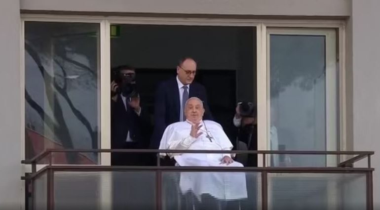 “JAM I PIKËLLUAR NGA RIFILLIMI…”/ Papa Françesku përshëndet besimtarët nga dritarja e spitalit “Gemelli” në Romë