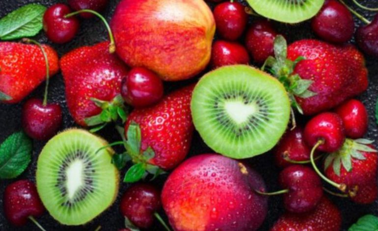 DËSHIRONI TË PËRMIRËSONI SHËNDETIN TUAJ? Konsumoni këtë frut në darkë