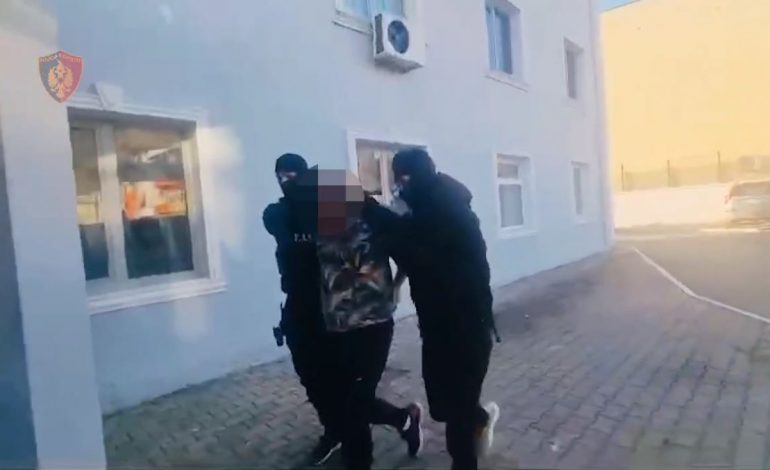 ARRESTOHET 28-VJEÇARI NË TIRANË/ Policia: Ishte në kërkim për…