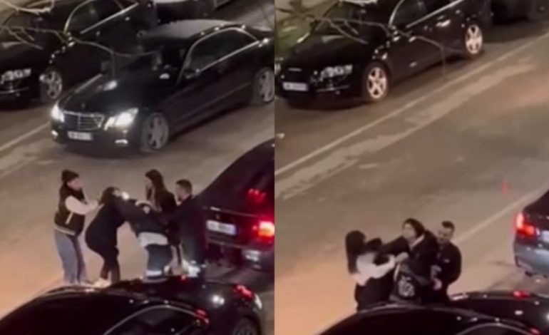 PAMJET E FRIKSHME/ Sherr mes dy vajzave në Vlorë! Momenti kur qytetari ndërhyn për t’i ndarë