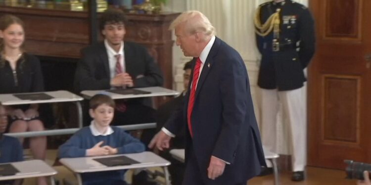 "AMERIKANËT, TË FUNDIT PËR DIJE"/ Trump firmos dekretin: Departamenti i Arsimit do të shkrihet