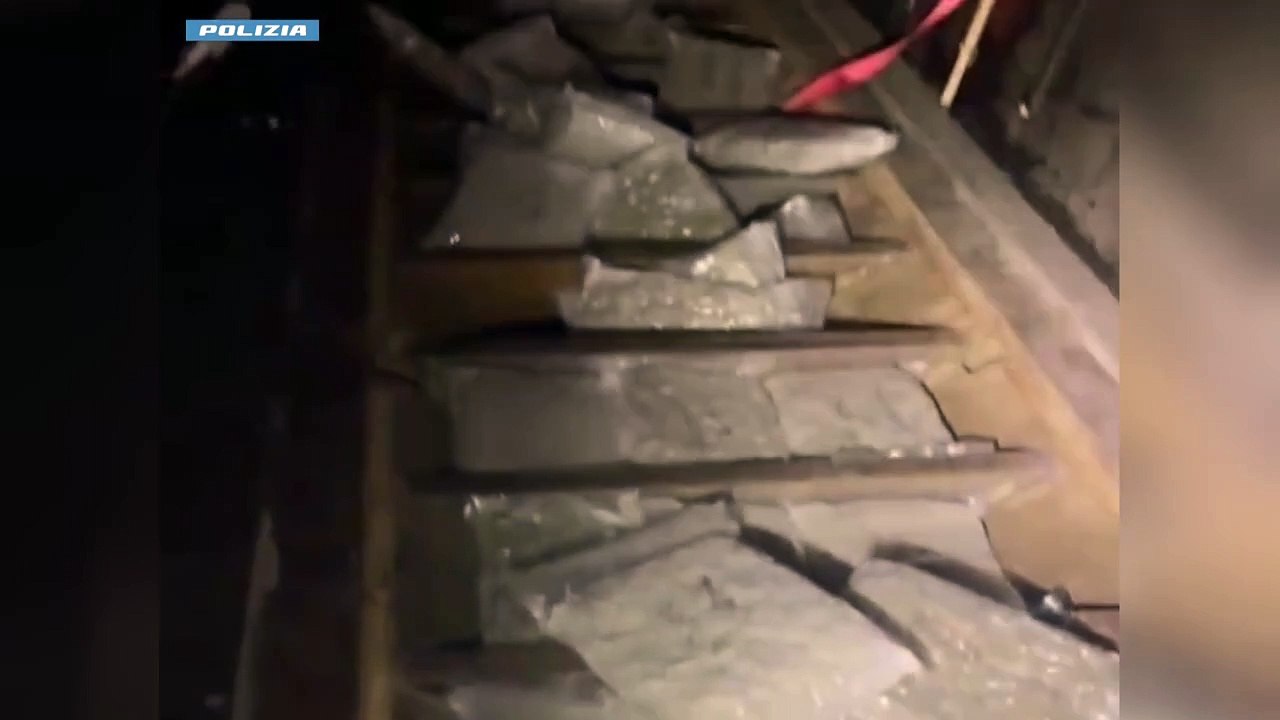 E PËSOJNË KEQ/ Kapet kamioni me 90 kg drogë në Itali, në pranga shqiptari dhe rumuni, i kishin fshehur në…