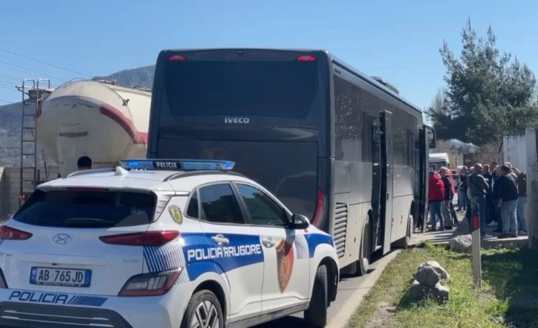 AKSIDENT I TREFISHTË NË LEZHË/ Autobusi i stafit të kampit të Gjadrit përplaset me makinën dhe kamionçinën