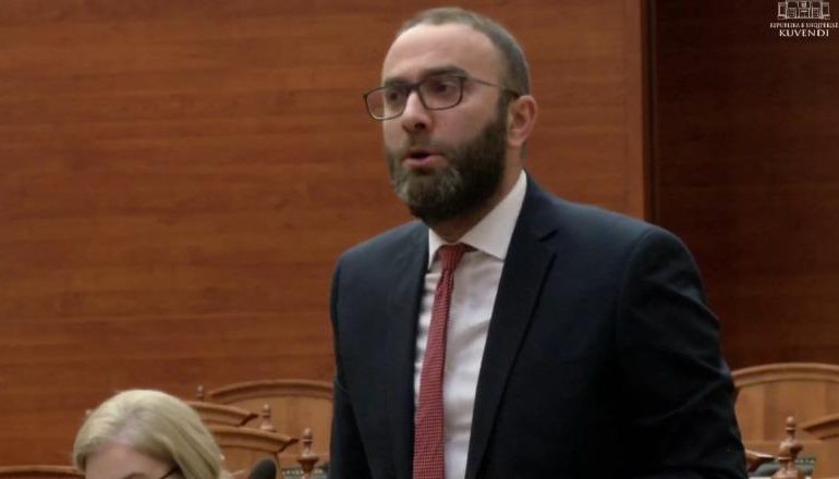KESH E KALLËZOI PËR SHPIFJE/ GJKKO shtyn për më 5 maj gjyqin ndaj deputetit demokrat Gazment Bardhi! Shkak kërkesa e prokurorit…