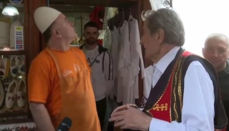 VIDEOLAJM/ Momenti pikant, Berisha flet për ‘tavanin’, reagimi epik i tregtarit krutan: Ça tavani…?!