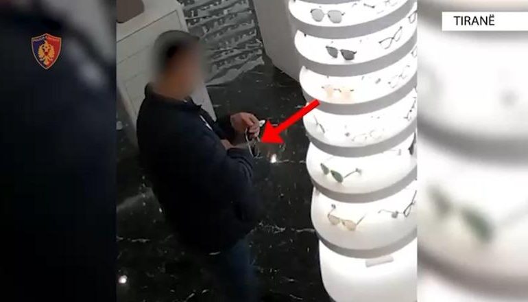 E PËSON KEQ/ Vodhi syze me vlerë mbi 11 mijë euro në një dyqan, arrestohet 40-vjeçari në Tiranë! Rezulton i dënuar më parë