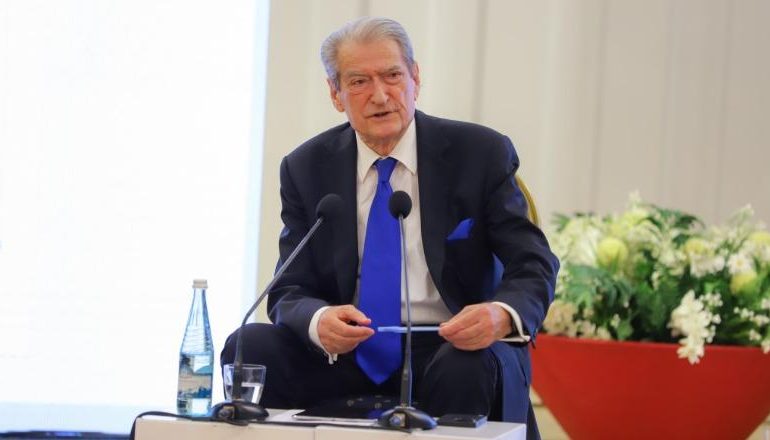 “DO HAPIM FAKULTET TË RI…”/ Berisha takim me studentët e mjekësisë: Shëndetësia mori goditjet më të rënda 4 vitet e fundit…