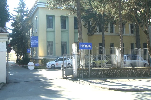 SKANDAL NË SPITALIN E KORÇËS/ Roja i dehur hyn në dhomat e të sëmurëve dhe “shpërthen” ndaj tyre