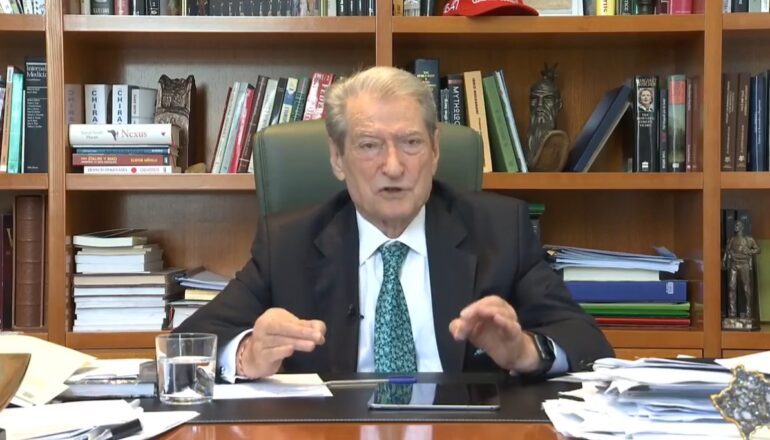 “11 MAJI I JEP PËRGJIGJEN PËRFUNDIMTARE…”/ Berisha: Administrata merret me detyrim në fushatë! Kërcënohen me pushime nga puna