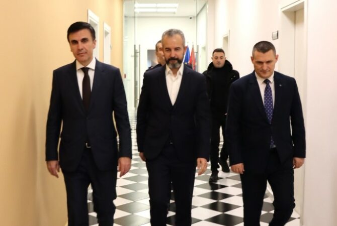 KRIMET ZGJEDHORE/ Ambasada gjermane fton Altin Dumanin, Ilirjan Celibashin dhe Olsian Çelën, drejtuesit e institucioneve raportojnë gjetjet në terren