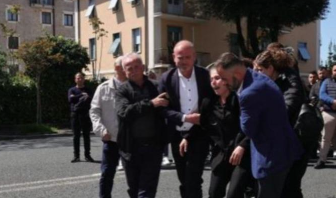 “VDEKSHA MAMI PËR TY…”/ E ëma e studentes shqiptare që u vra në Itali mes lotësh në ceremoninë mortor