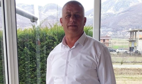 PUBLIKOHET FOTO/ Ky është mësuesi ’’maniak’’ që ngacmoi nxënëset e mitura në Përrenjas (EMRI)