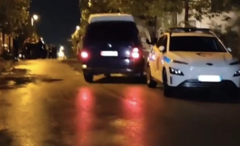 FESTONIN DITËLINDJEN E 11-VJEÇARIT/ Detaje nga atentati i djeshëm në Tiranë, Fuoristrada u zuri pritë dhe zbrazi breshëri plumbash në ecje e sipër drejt 4 të rinjve