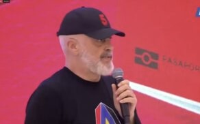 “UNË PA GRUAN TIME JAM SI NDËRTIM PA LEJE”/ Rama në Lezhë: Burrat “çyryk” të dëgjojnë gratë, mos votojnë “kënetën”