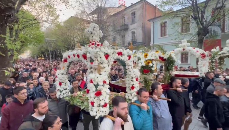 E PREMTJA E ZEZË/ Mijëra besimtarë katolikë kremtojnë Udhën e Kryqit, ortodoksët procesionin e Epitafit