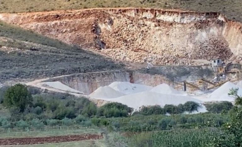 E RËNDË NË DIMAL/ 71-vjeçari pret krahun teksa punonte në gurore, dërgohet në Spitalin e Traumës (EMRI)