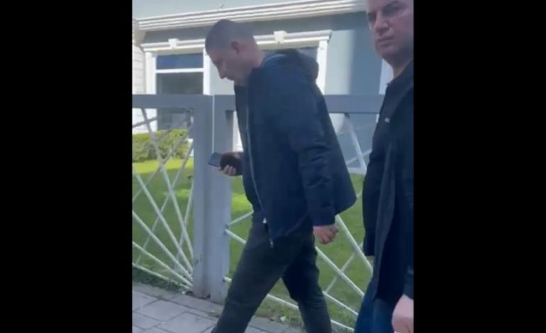 VIDEOLAJM/ Momenti i shoqërimit të shefit të policisë rrugore të Tiranës pas lëshimit të urdhërarrestit të SPAK