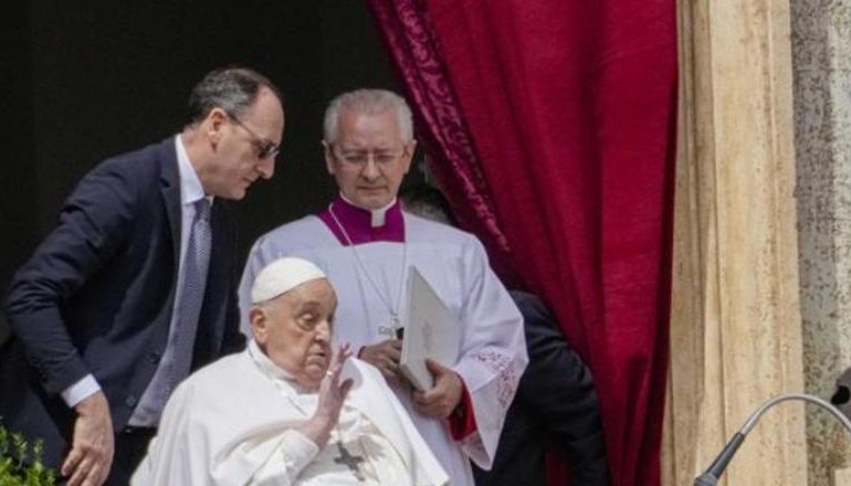 VATIKAN/ Mesha e Pashkës dhe bekimi nga sheshi Shën Pjetri, Papa Françesku shfaqet për ‘Urbi et Orbi’! Takohet me nënpresidentin amerikan