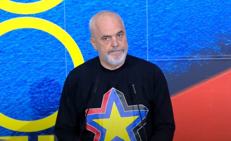 SHUHET PAPA FRANCESKU/ Rama mban 1 minutë heshtje gjatë takimit në Kavajë: Kur vizitoi Shqipërinë, tha se ka vëllazëri fetare. Ja biseda me të…