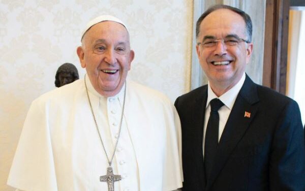 “PAPA FRANÇESKU U NGJIT NË QIELL…”/ Begaj: Do të ruaj thellë në kujtesën time takimet me Atin e Shenjtë