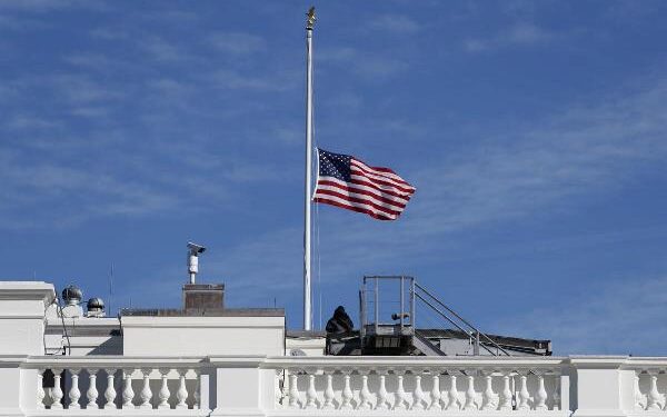 NDARJA NGA JETA E PAPA FRANÇESKUT/ Trump urdhëron që flamujt amerikanë të ulen në gjysmështizë