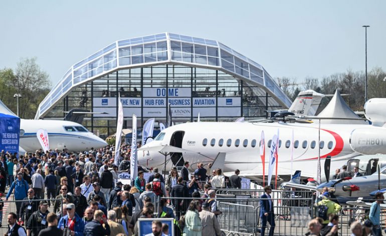 PO BËHEJ GATI TË NGRIHEJ NË FLUTURIM/ Avioni amerikan në Orlando përfshihet nga flakët dhe evakuohen 300 pasagjerë