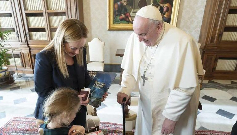“MË THA QESH”/ Giorgia Meloni rrëfen bisedën e fundit me Papa Françeskun