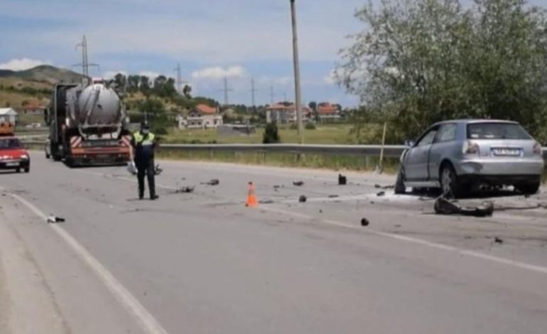 AKSIDENT NË SHKOZET/ Katër makina përplasen me njëra-tjetrën, shoferët konfliktohen pas përplasjes