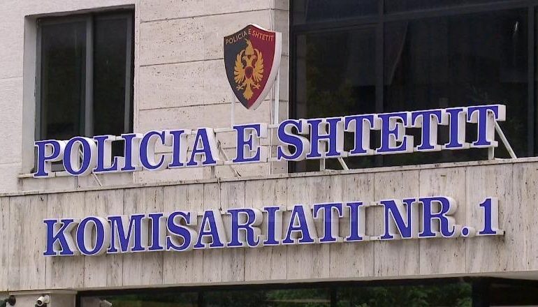 SHOQËRIMI I 14-VJEÇARIT PASI HODHI KAPSOLLA/ Komiteti i Helsinkit: Policia e dhunoi, nuk iu dha ndihmë mjekësore dhe as psikologjike