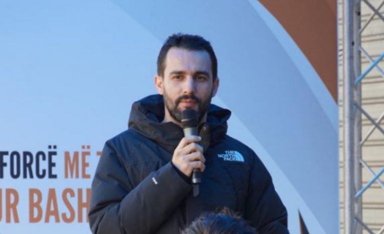 “NËSE DO TË DOJA KARRIERË DO BËHESHA SI ATA”/ Adriatik Lapaj qytetarëve në Laprakë: Shqiptarët do na japin 300 mijë vota..