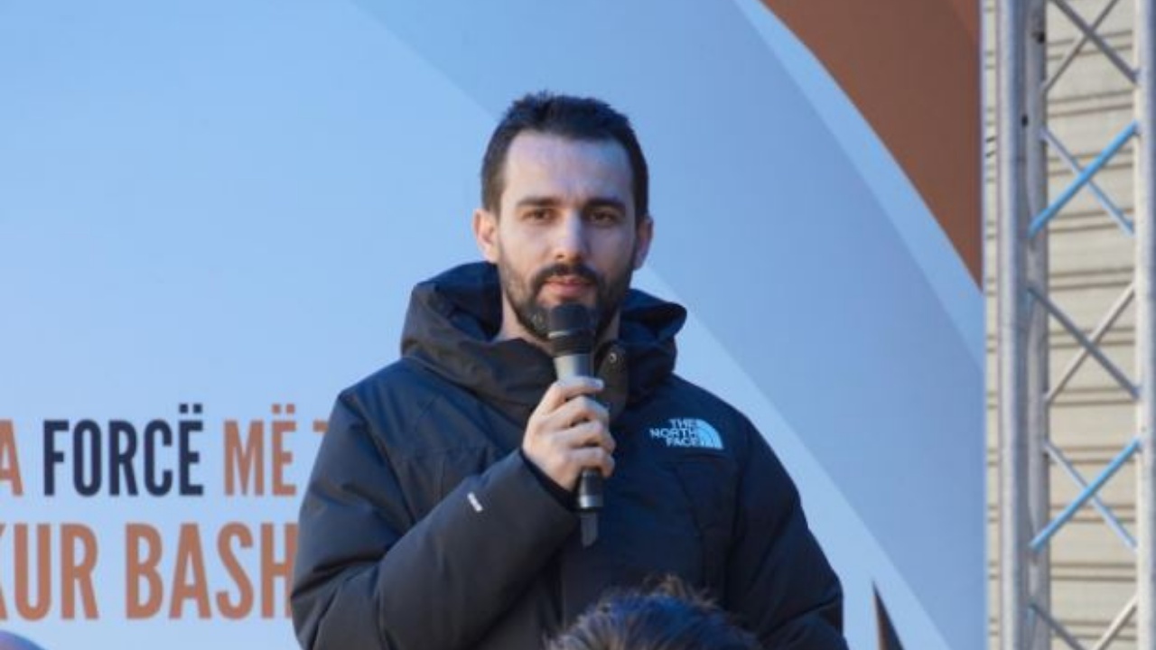 "NËSE DO TË DOJA KARRIERË DO BËHESHA SI ATA"/ Adriatik Lapaj qytetarëve në Laprakë: Shqiptarët do na japin 300 mijë vota..