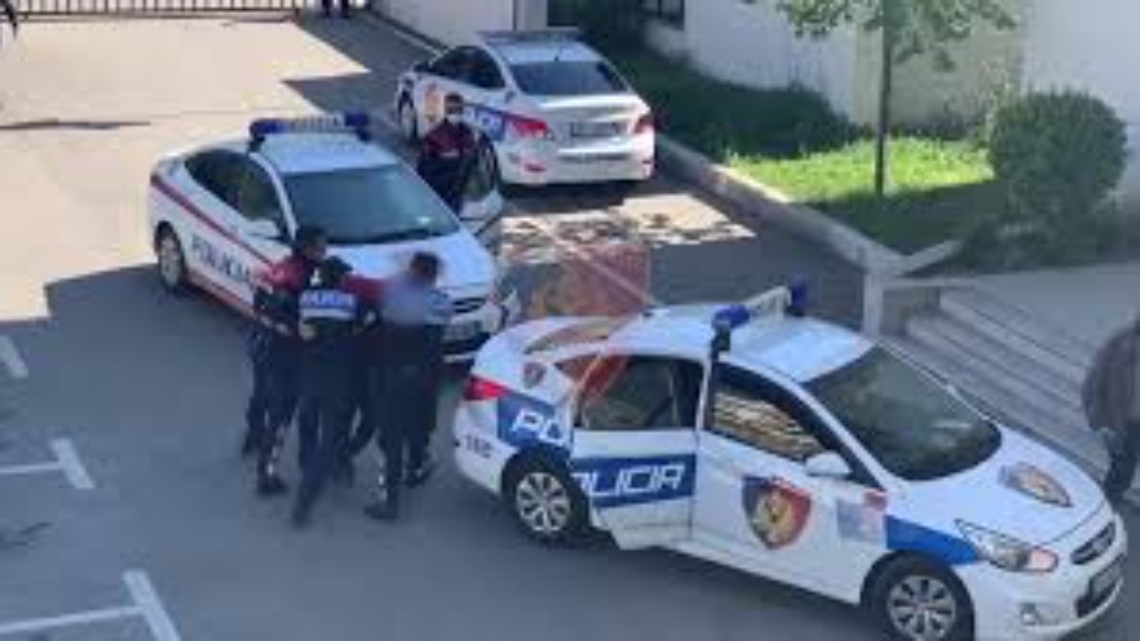 PARANDALOHET NGJARJA KRIMINALE NË FAMILJE/ Arrestohet 64-vjeçari në Korçë që kanosi gruan me thikë
