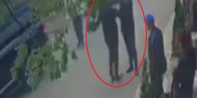 PUBLIKOHEN PAMJET/ Aktivisti i PS-së po fliste në celular, nipi i Xhelal Mziut shkon dhe e godet pa arsye