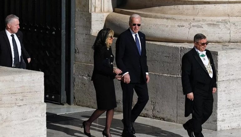 VARRIMI I PAPA FRANCESKUT/ Biden mbërrin në Sheshin Shën Pjetër