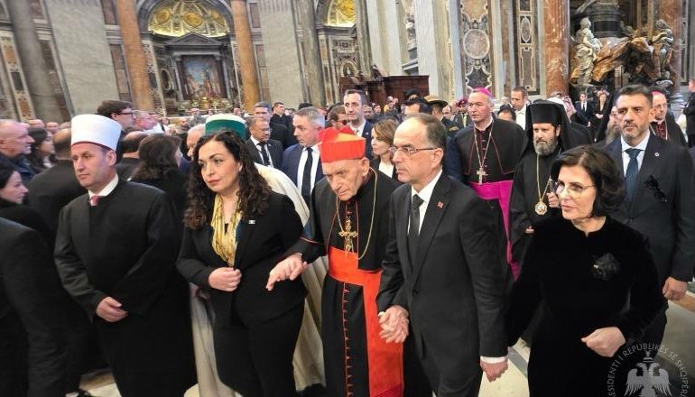 SOT LAMTUMIRA PËR PAPA FRANCESKU/ Në ceremoninë mortore i pranishëm Begaj dhe krerët fetarë