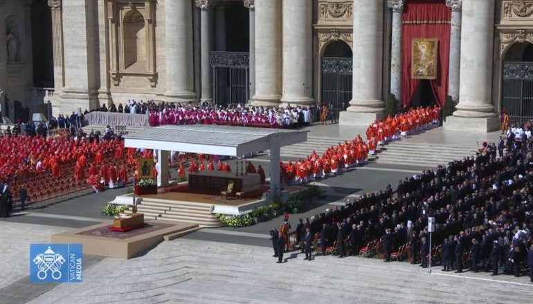 PAMJET/ Bota i jep sot lamtumirën Papa Françeskut, arkivoli vendoset në sheshin e Shën Pjetrit