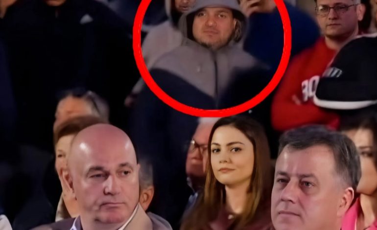 FOTOLAJM/ I veshur sport dhe me kapuç në kokë, ish-kryebashkiaku socialist Elvis Roshi merr pjesë në takimin e Berishës në Kavajë