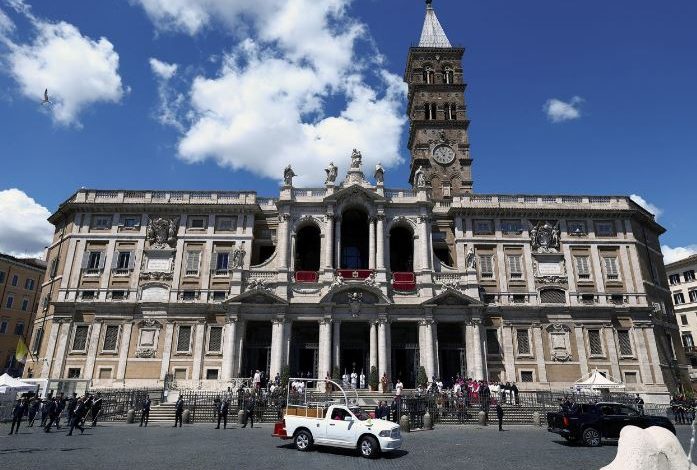 I PARI PAPË QË VARROSET JASHTË VATIKANIT/ Arkivoli i Papa Françeskut mbërrin në Bazilikën e Santa Maria Maggiore në Romë
