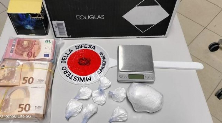 ME 1 KG KOKAINË TENTOI T’I IKTE POLICISË/ Përfundon në pranga shqiptari 43-vjeçari në Itali
