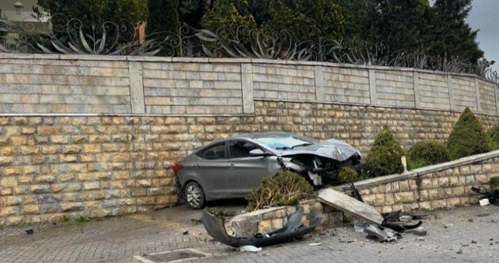 AKSIDENT I RËNDË NË KORÇË/ Makina përplaset me murin pranë karburantit, plagoset shoferi