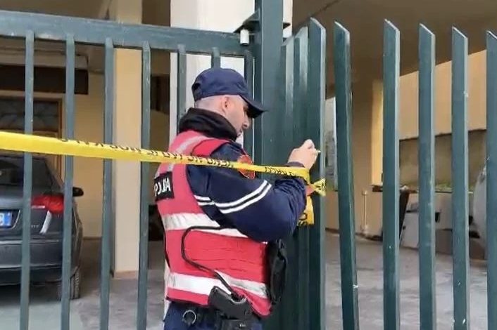 TRONDITET VLORA/ Ekzekutohet me armë zjarri pranë banesës 58-vjeçari (EMRI)