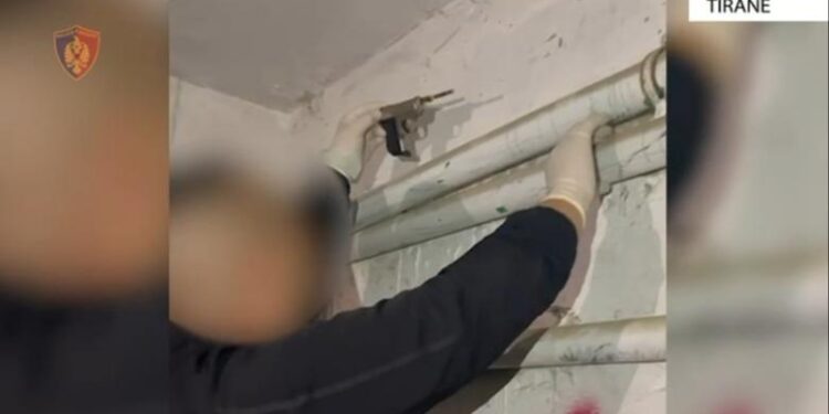 KISHTE FSHEHUR ARMË ZJARRI NË GARAZHIN E TIJ/ Dështon plani i 45-vjeçarit në Tiranë, policia i vë prangat