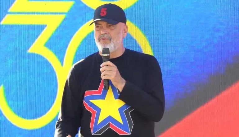 ZGJEDHJET/ Rama takim me gratë në Fier: Sot do kishim ende piramidat e Sudes dhe Xhaferrit, nëse s’do ishte votuar PS në 2013