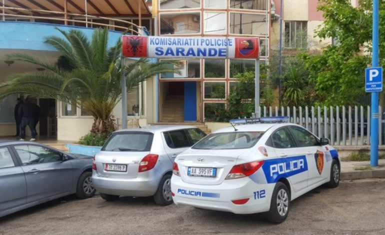 DHUNOHET NJË PERSON NË SARANDË/ Policia shoqëron një nga autorët, tjetri në kërkim