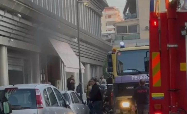 ZJARR NË VLORË/ Garazhi i pallatit përfshihet nga flakët, detajet e para
