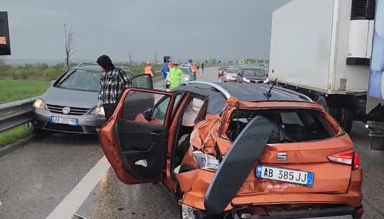 AKSIDENTI I SHUMËFISHTË NË AUTOSTRADËN FIER-VLORË/ Përfundon në pranga 54-vjeçari, nën hetim dhe një tjetër! U përplasën me pesë automjete