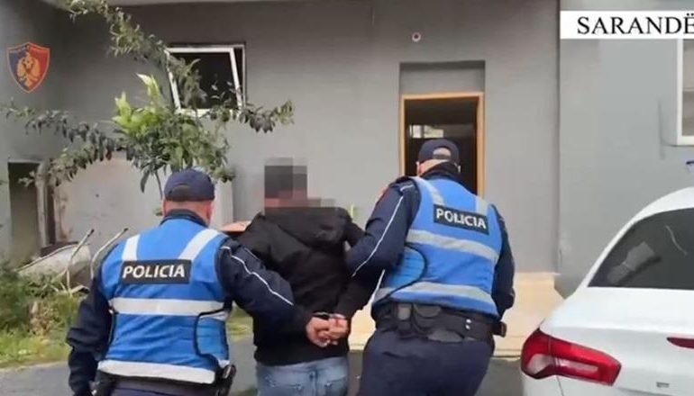 PLAGOSI ME THIKË BASHKËSHORTEN NË SARANDË/ Arrestohet 55-vjeçari! Fqinjët: Janë familje e qetë