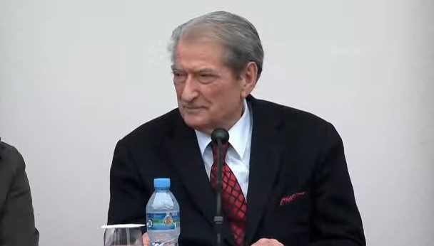 “ÇMIMI I ENERGJISË DO ULET…”/ Premtimet e Sali Berishës: Ata që do vendosin panele voltaike nuk do të paguajnë! Nafta do jetë sa në Kosovë