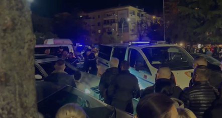 NDODH NË DURRËS/ Dy vajza rrihen për parkingun, policia dhe ambulanca në vendngjarje